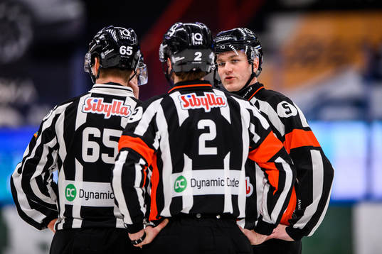 Domare Daniel Eriksson (h) diskuterar med Domare Olov
