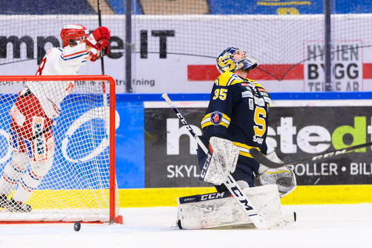 Södertäljes målvakt Jussi Rynnäs deppar