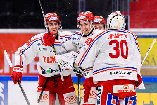 Timrås Viktor Lodin jublar med lagkamrater
