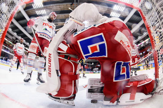 Timrås Per Svensson och målvakt Jacob Johansson deppar