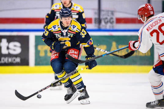 Södertäljes Måns Lindbäck täcker ett skott