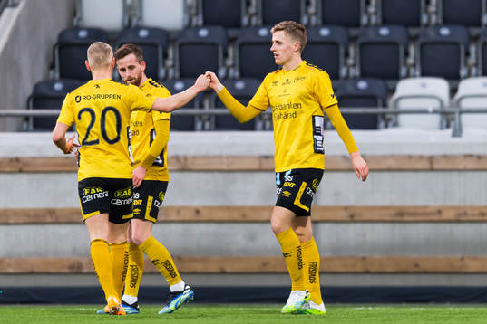 Elfsborgs Simon Strand jublar med Jeppe Møldrup Okkels som