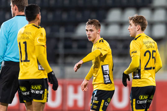 Elfsborgs Jacob Ondrejka (mitten) jublar med Ahmed Qasem