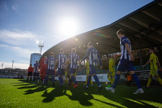 IFK Göteborgs och Sundsvalls spelare på väg ut på