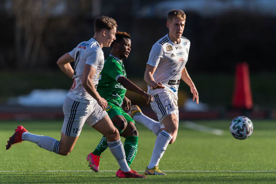 Hammarbys Akinkunmi Amoo mot Oskarshamns Oskar Stejdahl och