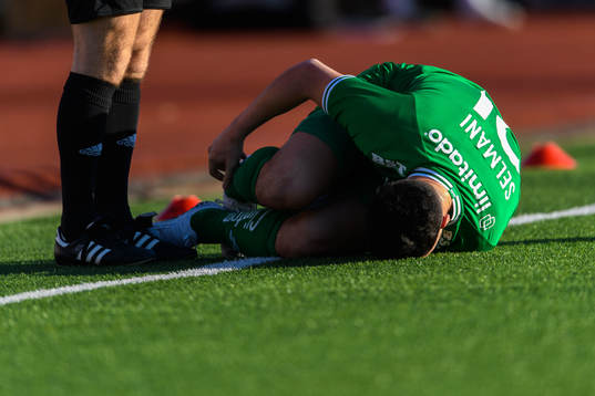 Hammarbys Astrit Selmani har ont