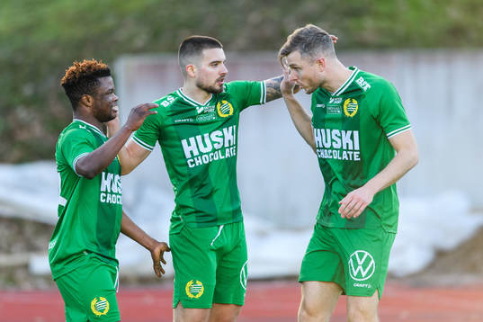 Hammarbys Vladimir Rodic jublar med lagkamrater