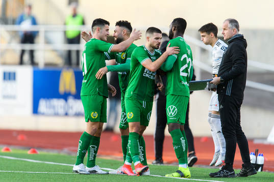 Hammarbys Vladimir Rodic och Astrit Selmani byter med Imad