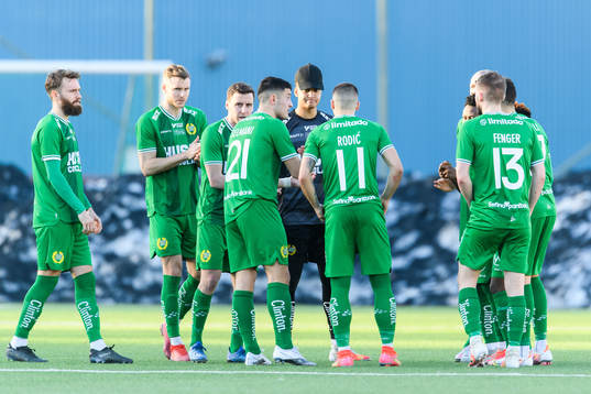 Hammarbys målvakt Oliver Dovin med lagkamrater