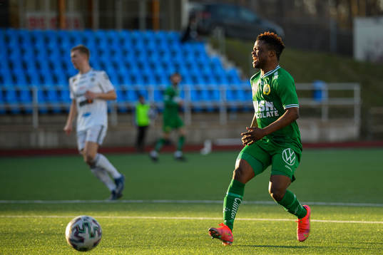 uHammarbys Akinkunmi Amoo nder fotbollsmatchen i Svenska