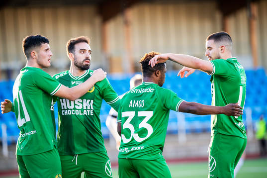 Hammarbys Akinkunmi Amoo jublar med lagkamrater