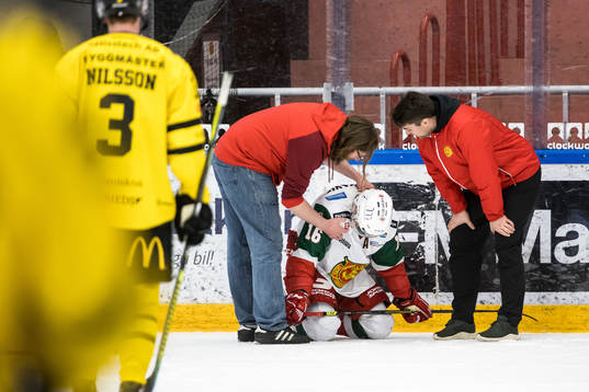 Västerås Filip Karlsson har ont