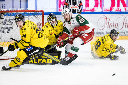 Moras Johan Persson och Västerås Joakim Hillding framför