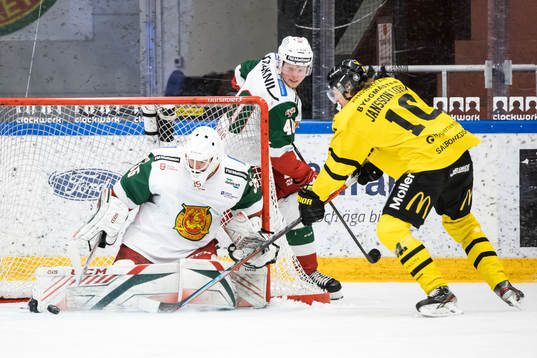 Västerås Jimmie Jansson oroar framför Moras målvakt