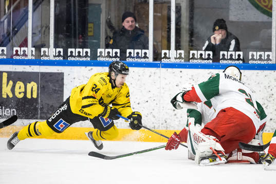 Västerås Joakim Hillding oroar framför Moras mål