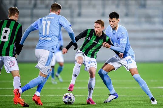 GAIS Julius Lindberg i en kamp mot Malmö FFs Ola Toivonen