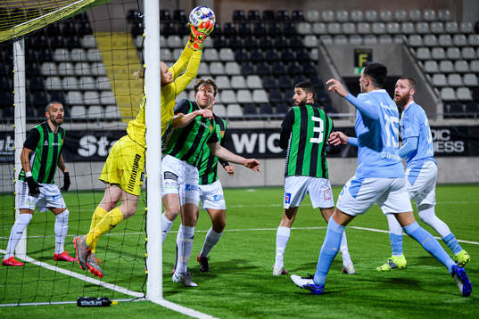 GAIS målvakt Mathias Karlsson räddar skott framför