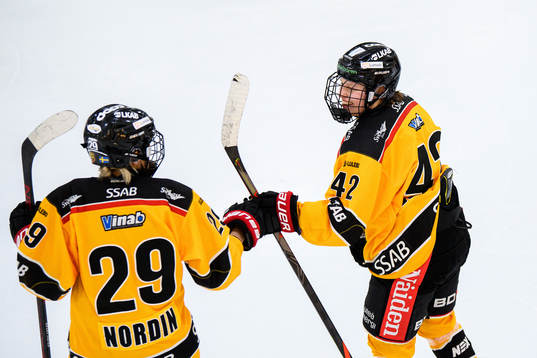Luleås Emma Nordin och Viivi Vainikka jublar