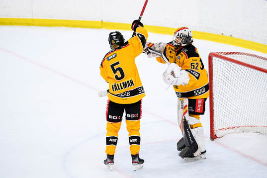 Luleås Johanna Fällman och målvakt Sara Grahn jublar