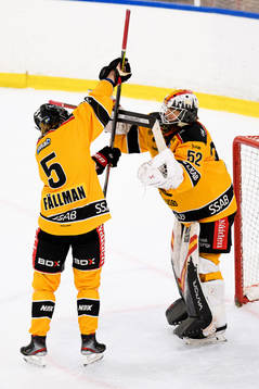 Luleås Johanna Fällman och målvakt Sara Grahn jublar