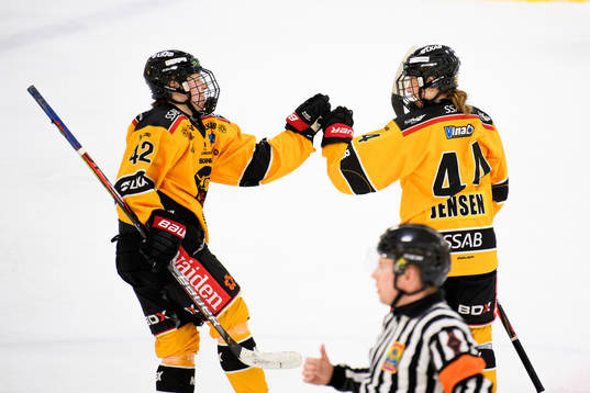 Luleås Viivi Vainikka och Nicoline Jensen jublar