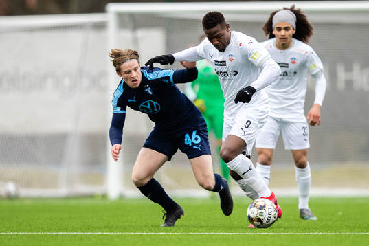 Malmö FFs Markus Björkqvist och Helsingborgs Alhaji Gero