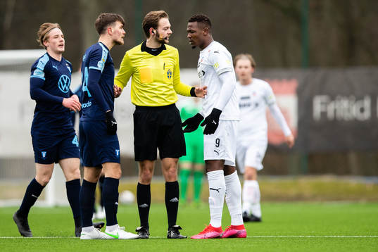 Malmö FFs Pavel Vagic och Helsingborgs Alhaji Gero delas