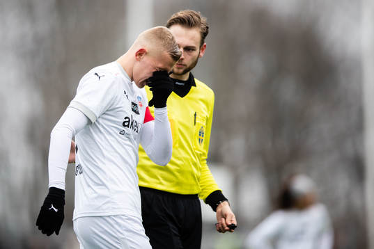 Helsingborgs Jakob Voelkerling Persson i samtal med domare