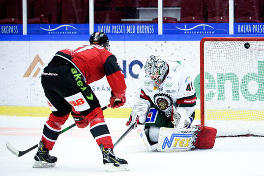 Malmö Redhawks Emil Sylvegård gör 1-0 bakom Frölundas