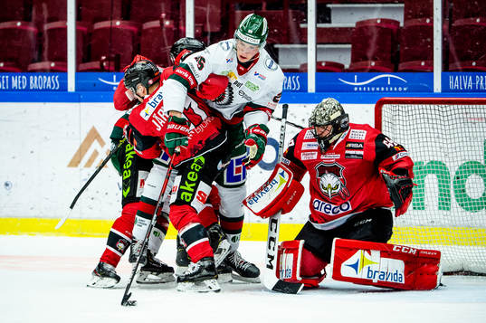 Frölundas Elmer Söderblom mot Malmö Redhawks Jan-Mikael