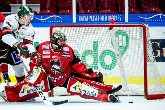 Frölundas Elmer Söderblom mot Malmö Redhawks målvakt