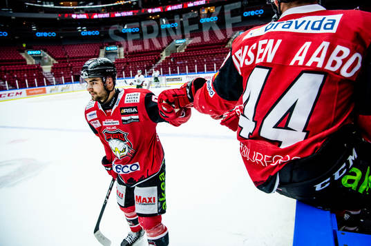 Malmö Redhawks Joseph Veleno jublar med Jesper Jensen Aabo