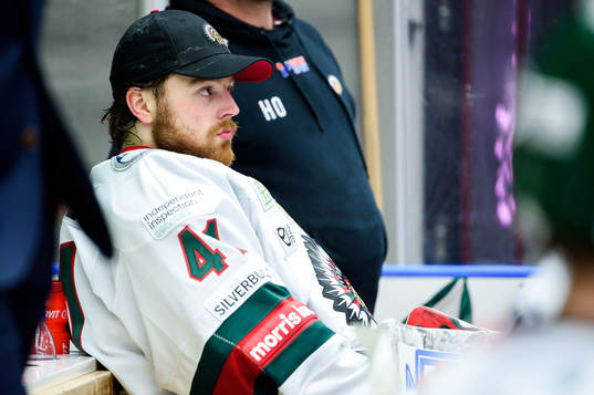 Frölundas målvakt Niklas Rubin deppar på bänken