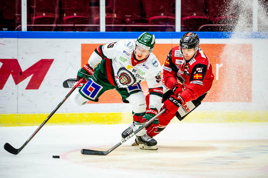 Frölundas Simon Hjalmarsson mot Malmö Redhawks Adam Ollas