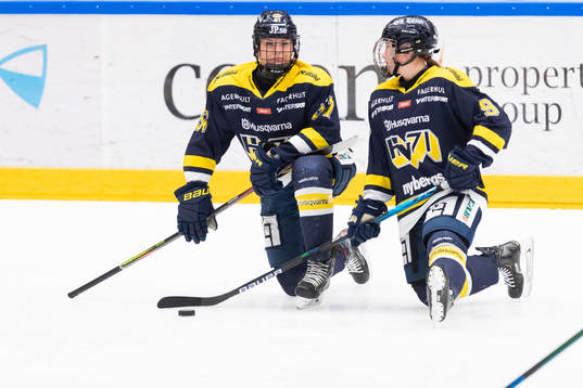 s Elin Svensson och Jenna Raunio