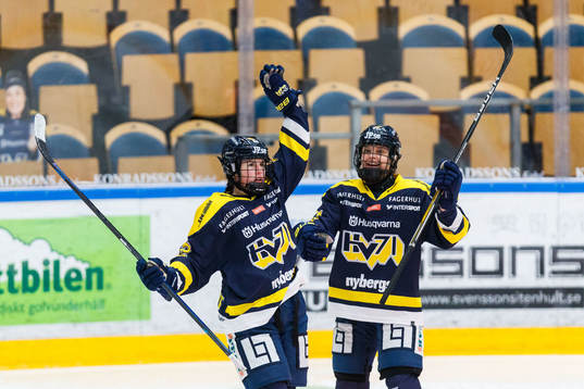 s Kennedy Marchment och Michelle Löwenhielm jublar