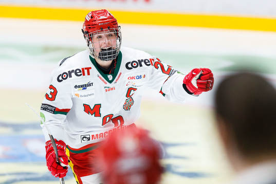 MODOs Olivia Carlsson jublar