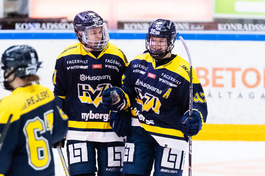s Jessica Healey och Danielle Stone jublar