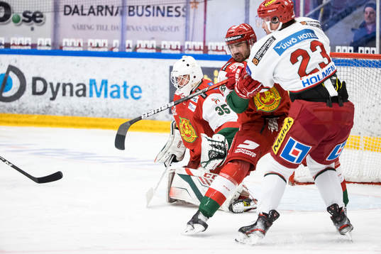 Moras Ludvig Larsson ochModos Daniel Sylwander framför