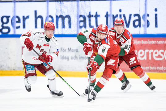 Moras Robin Johansson och Modos Sebastian Ohlssonunder