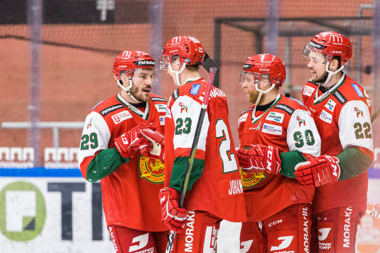 Moras spelare jublar