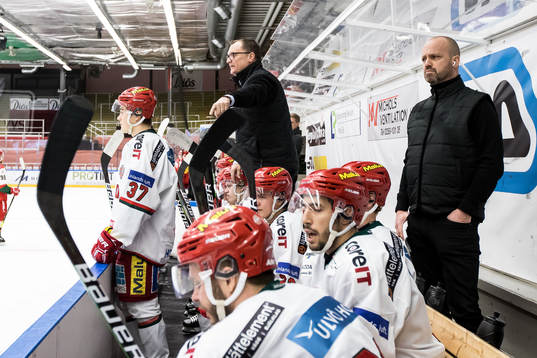 Modos tränare Magnus Sundquist och Modos assisterande
