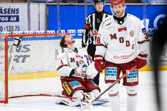 Modos målvakt Tex Williamsson deppar