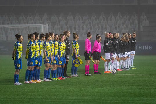 The players of St. Pölten Frauen and Rosengård prior to