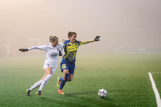 Nathalie Björn of Rosengård and Lisa Makas of St. Pölten