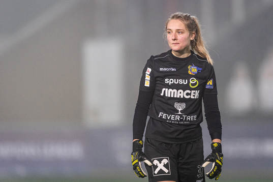 Goalkeeper Isabella Kresche of St. Pölten Frauen