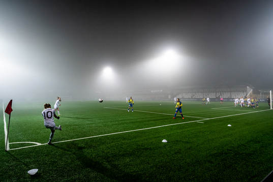 Jelena Cankovic of Rosengård with a corner kick which led