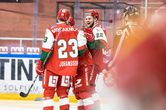 Moras Måns Carlsson jublar