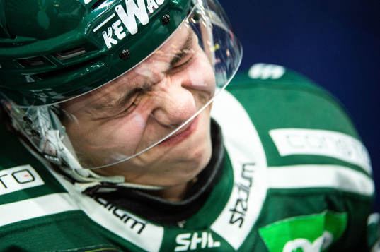 Färjestads Albert Johansson har ont