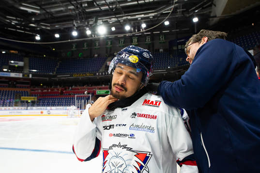 Linköpings Joshua Ho-Sang med halskydd